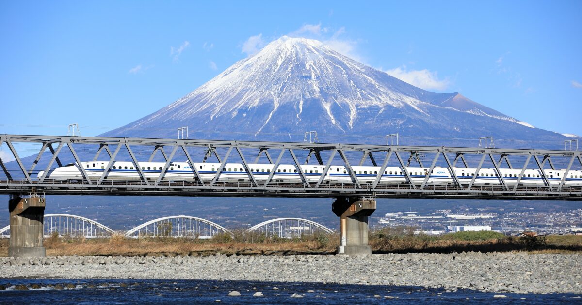 富士山と新幹線が鉄橋を走る青空の風景