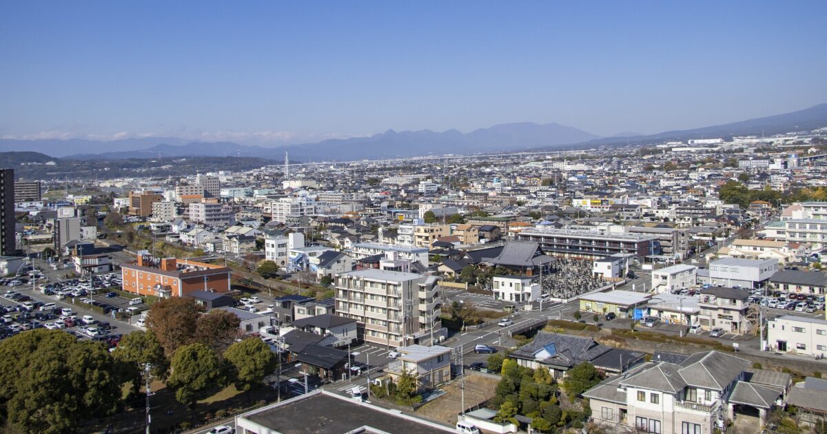 住宅街と山並みが広がる地方都市のパノラマ