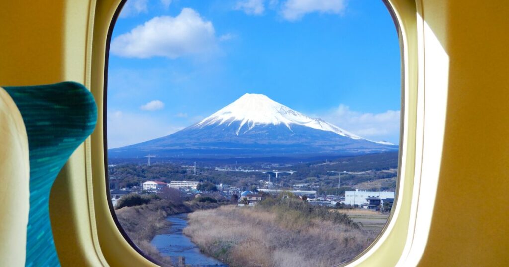 新幹線の車窓から望む富士山と田園風景