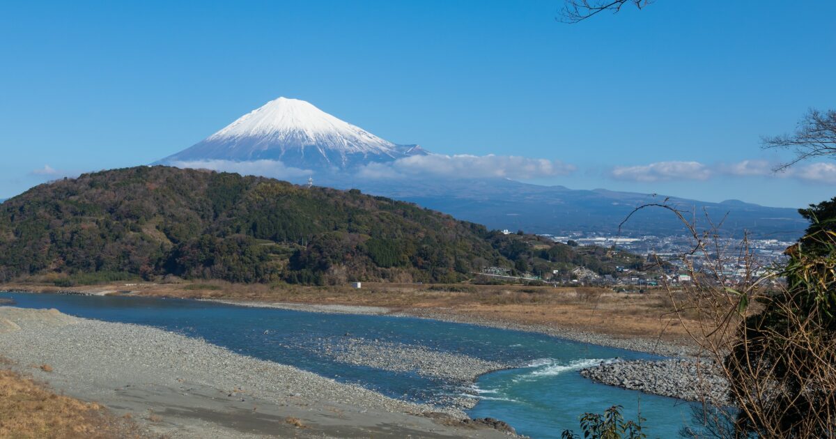 富士山と川が流れる自然豊かな風景