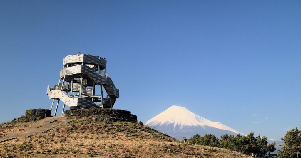 展望台と富士山を望む丘の風景