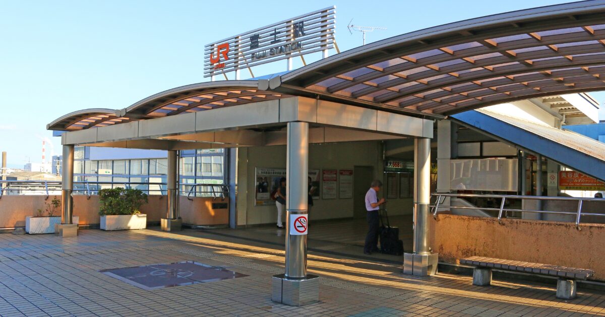JR駅入口の外観と屋根付き通路の風景