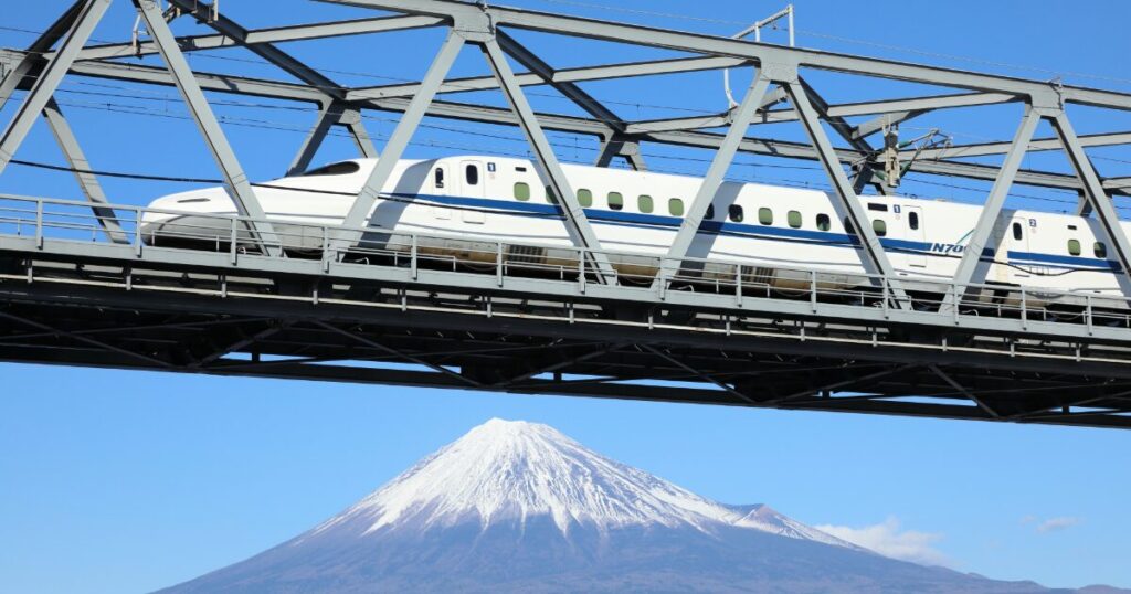 富士山と新幹線が鉄橋を走る風景
