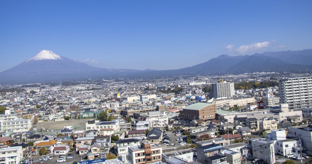 富士山を望む市街地のパノラマ風景