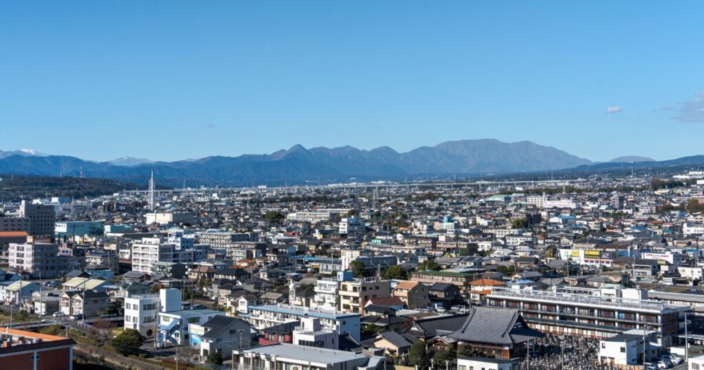 山並みと広がる住宅街の都市風景