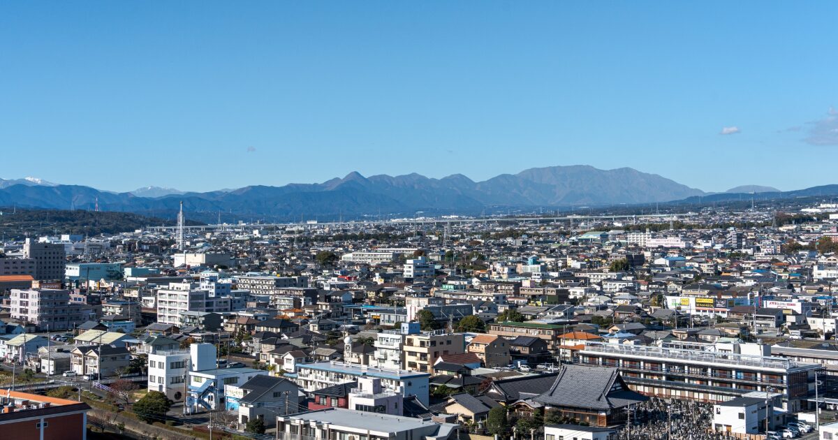 山並みと広がる住宅街の都市風景