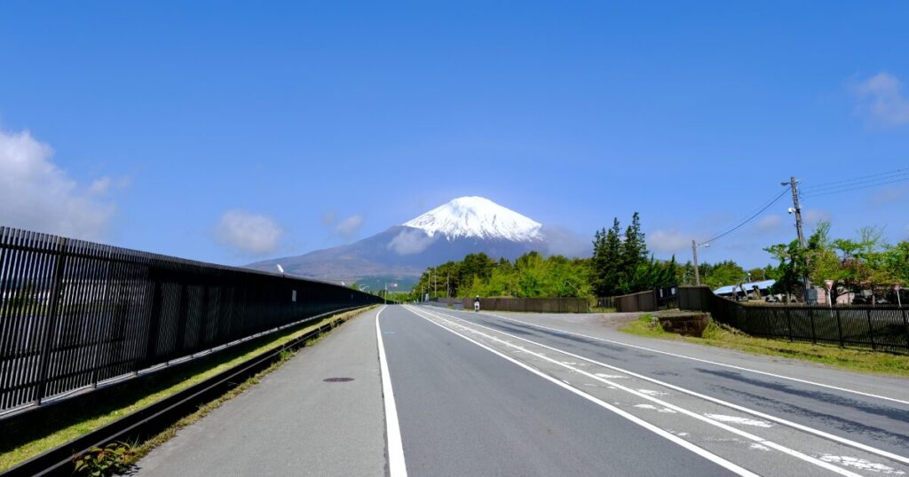富士山へ続く道路と青空と防音壁