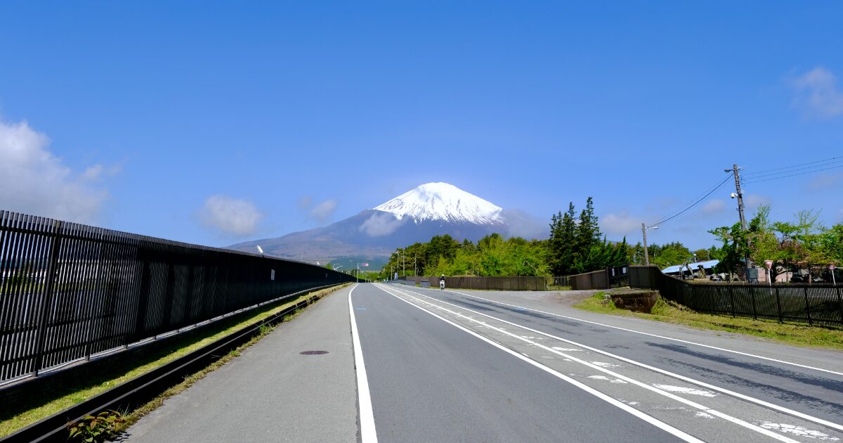 富士山へ続く道路と青空と防音壁