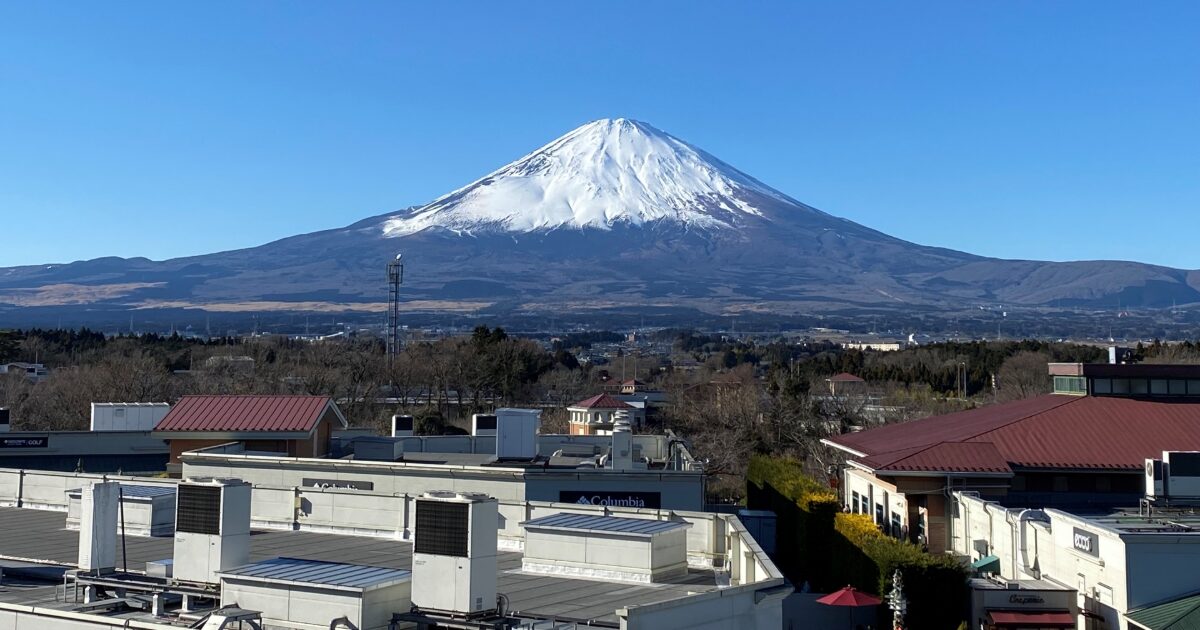 市街地越しに見る雪化粧の富士山