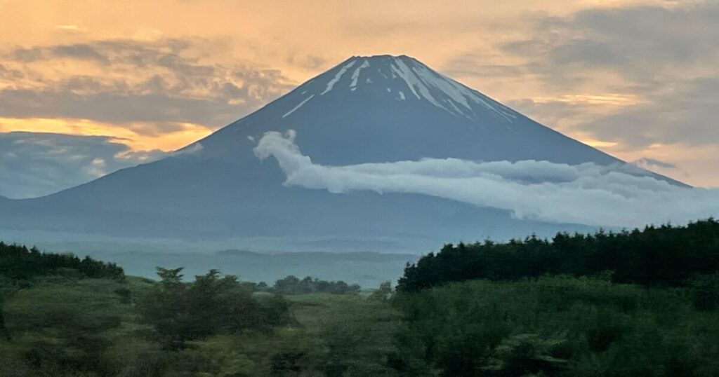 夕焼け空と雲に包まれた富士山の風景