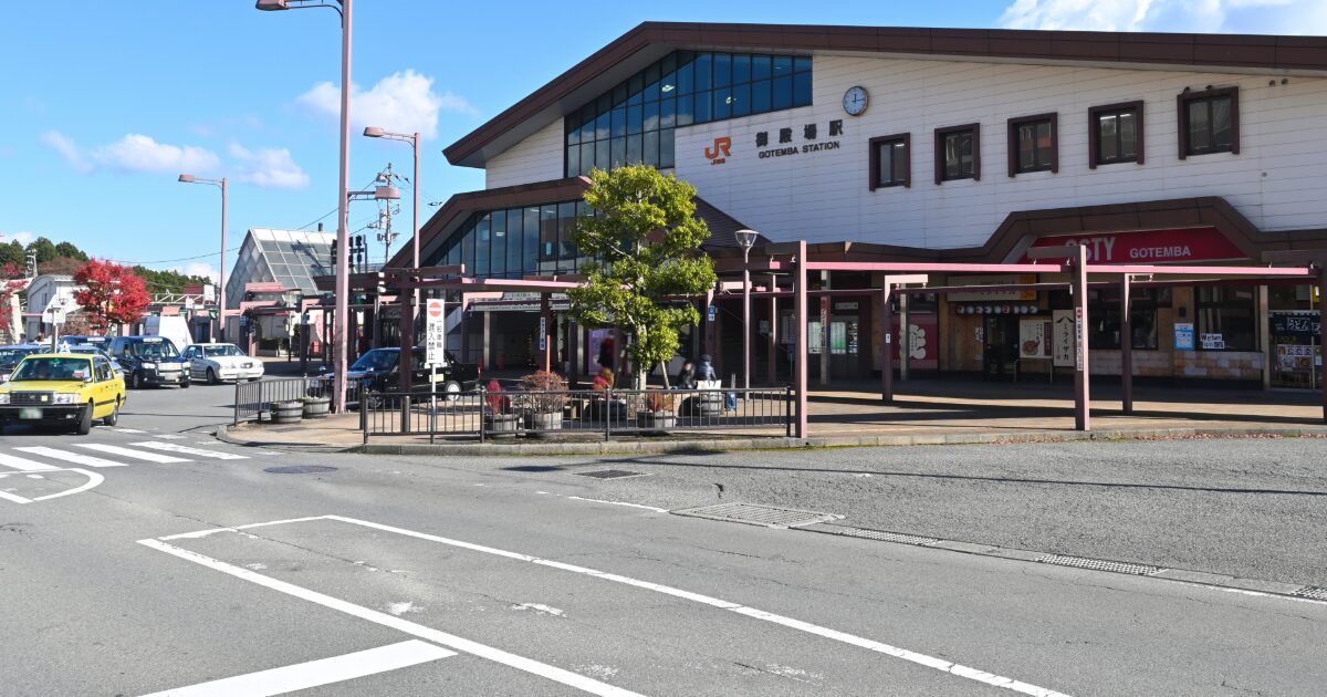 御殿場駅前のロータリーと駅舎外観