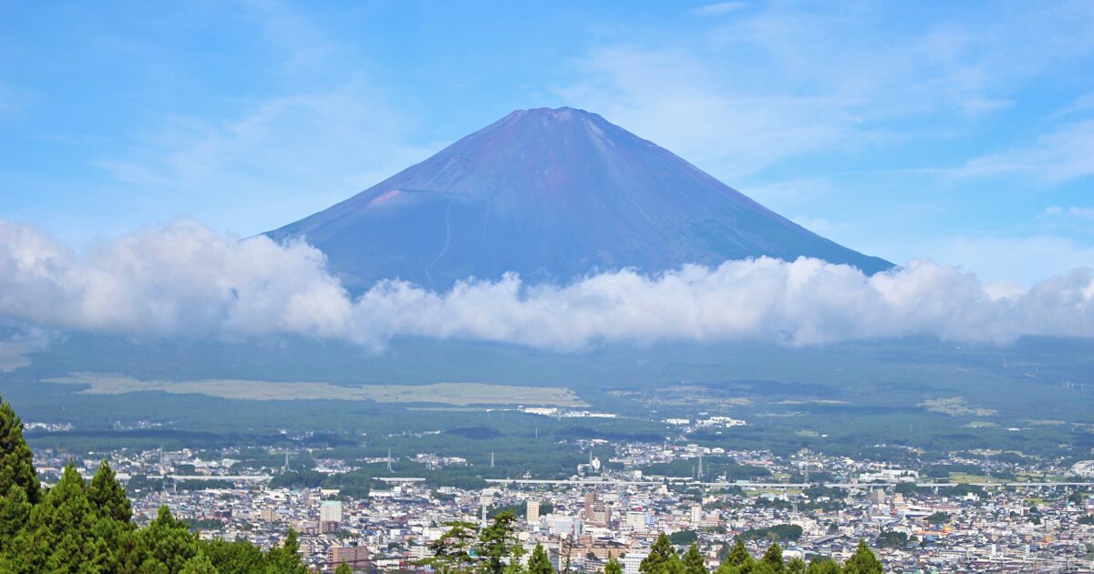 雲とともに広がる富士山と市街地の眺望