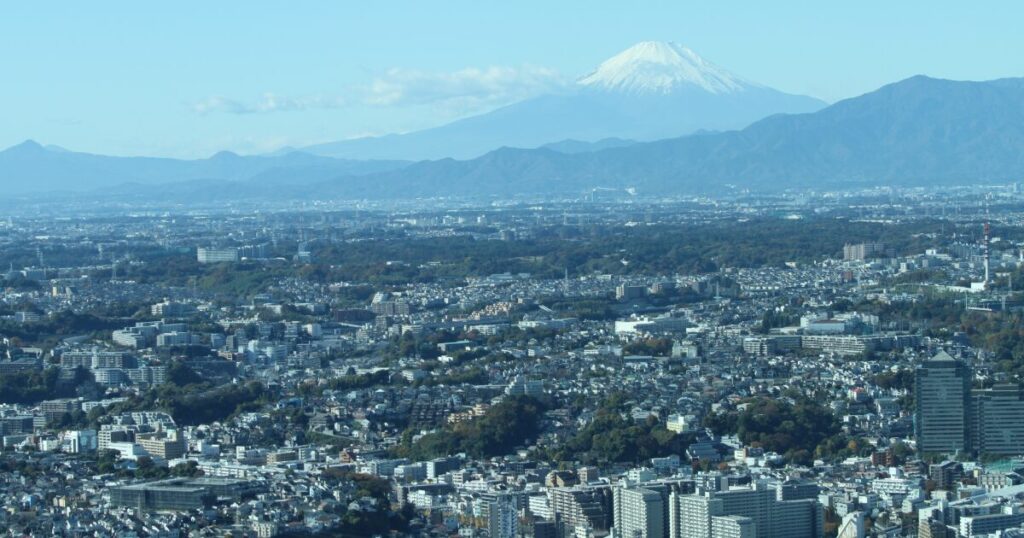 遠景に富士山を望む広域の都市景観