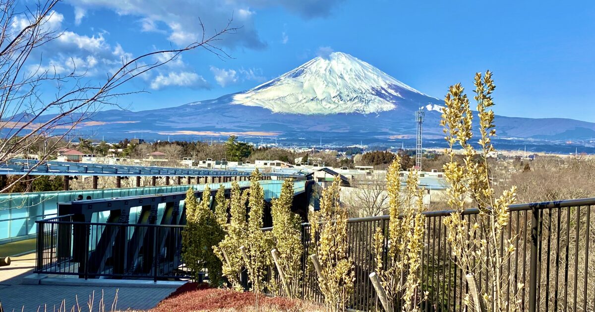 富士山と展望デッキから望む御殿場の街並み