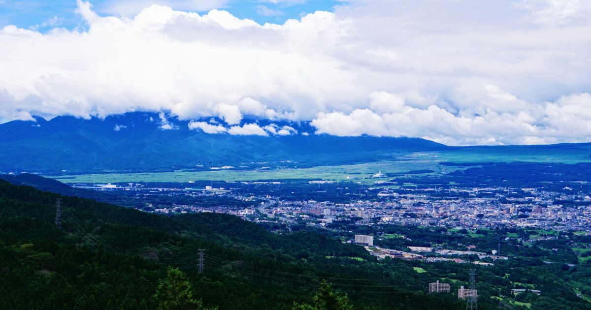 雲に覆われた山麓と広がる御殿場市街地の眺望