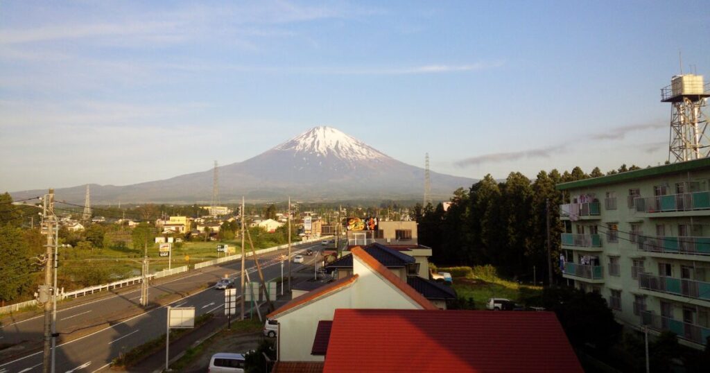 住宅街と道路越しに望む晴天の富士山