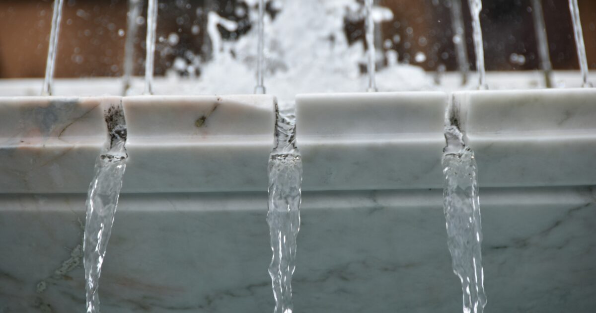 大理石の噴水から流れる水のクローズアップ