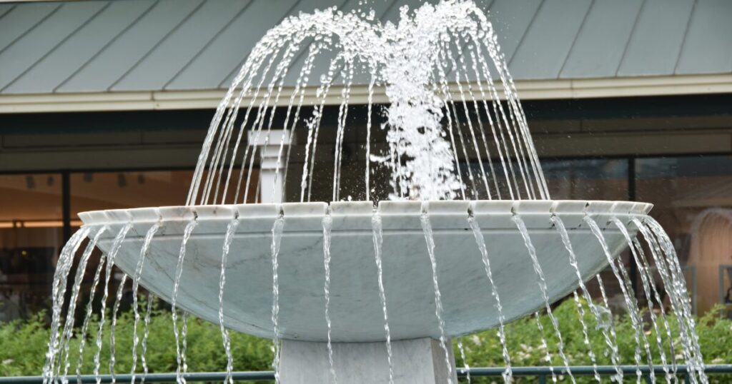 建物前の円形噴水と噴き上がる水