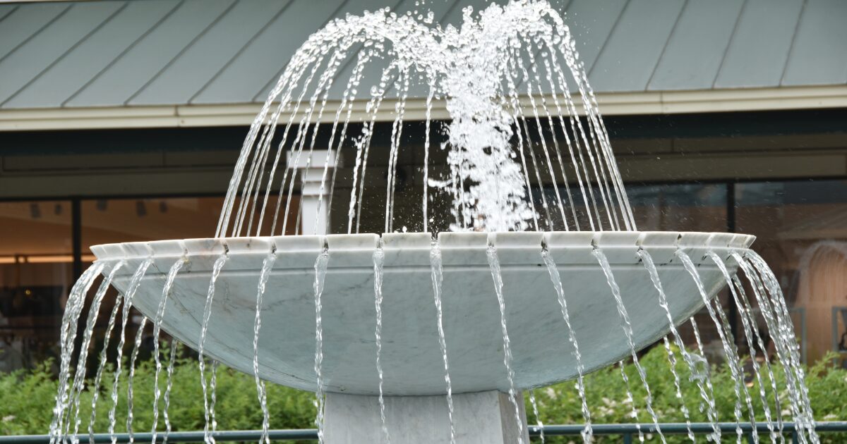 建物前の円形噴水と噴き上がる水
