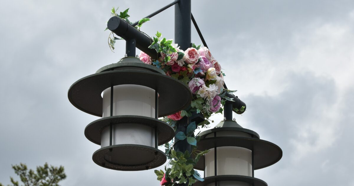 花で装飾された街灯と曇り空