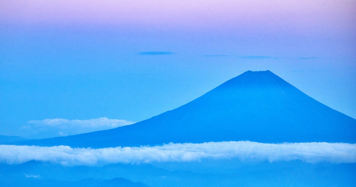 雲海に浮かぶ富士山のシルエット風景