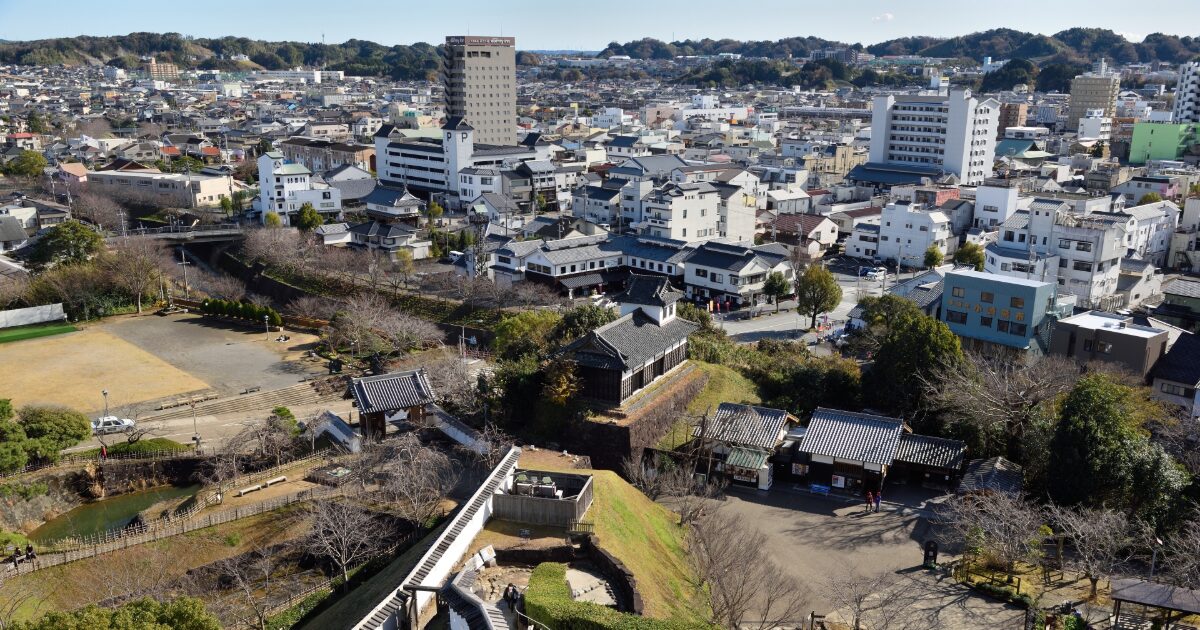 城下町の街並みと歴史的建造物を上空から撮影した風景