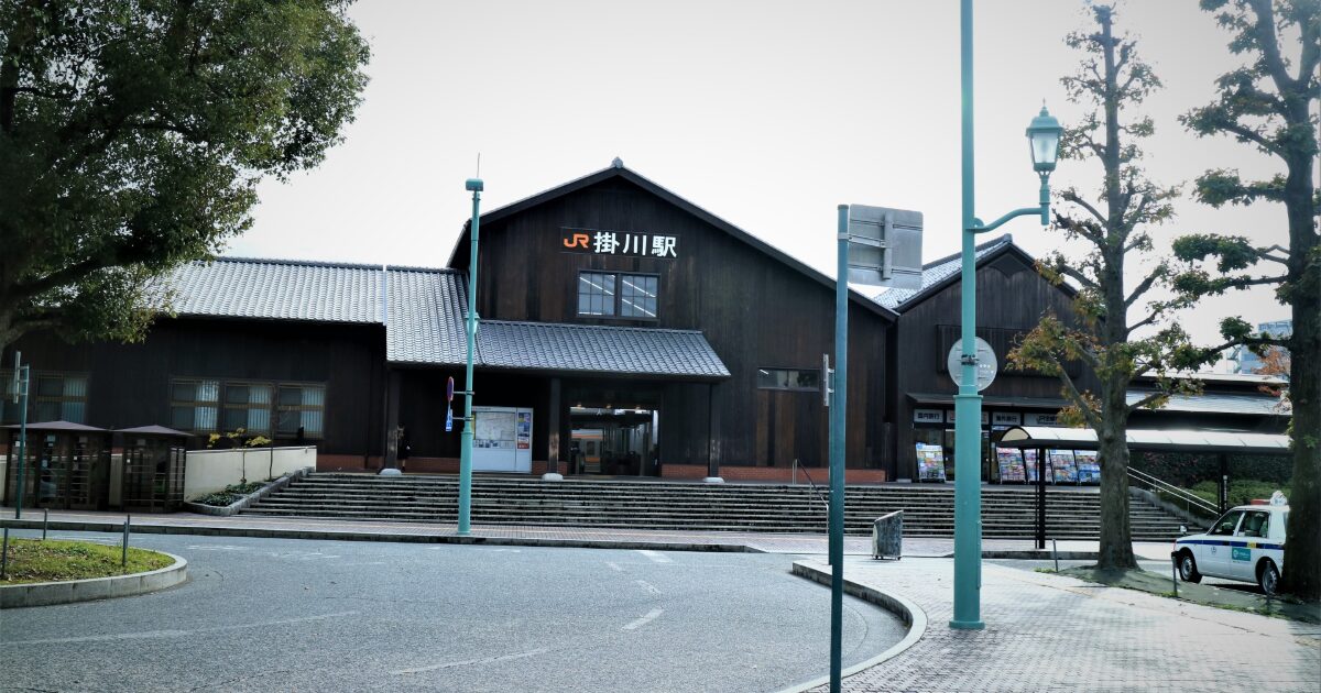 JR掛川駅の木造風外観と駅前ロータリーの風景