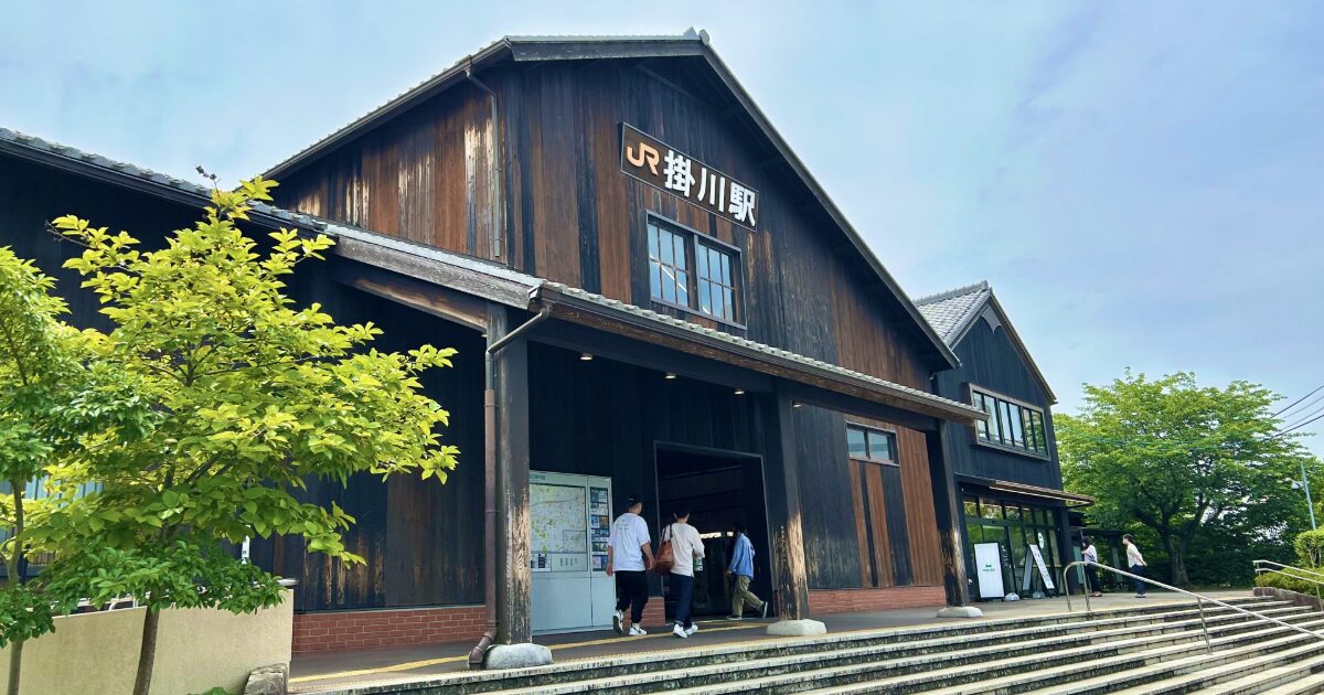 木造デザインのJR掛川駅入口と訪れる人々の様子