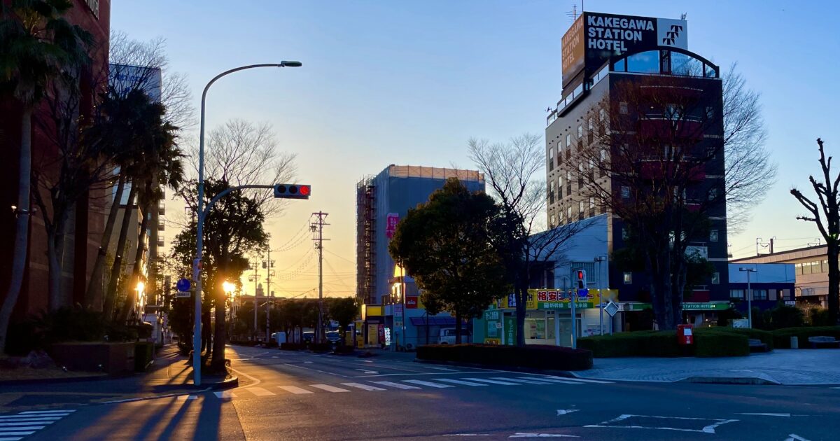 夕焼けに照らされた掛川駅周辺の街並みとホテル外観