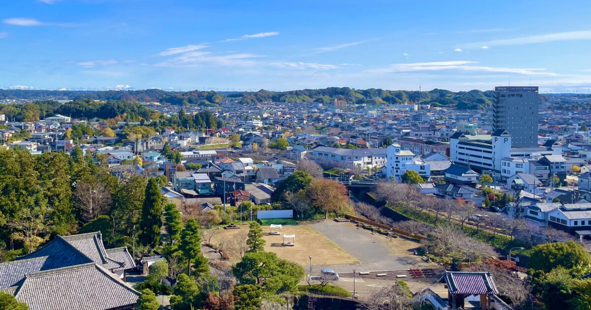 城跡から望む住宅街と公園が広がる街並みの風景
