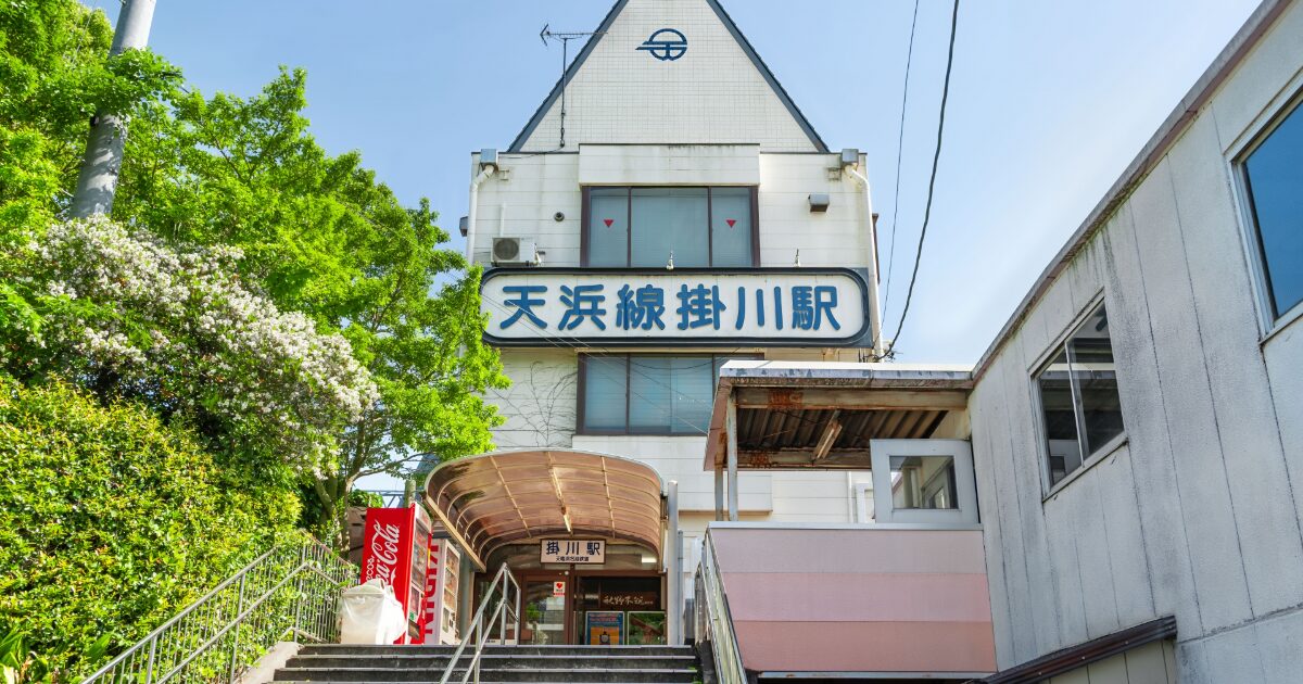 天浜線掛川駅の入口と階段を正面から捉えた外観