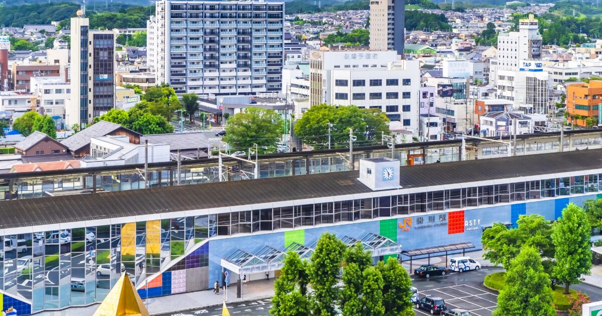 掛川駅周辺の市街地と駅舎を上空から捉えた全景