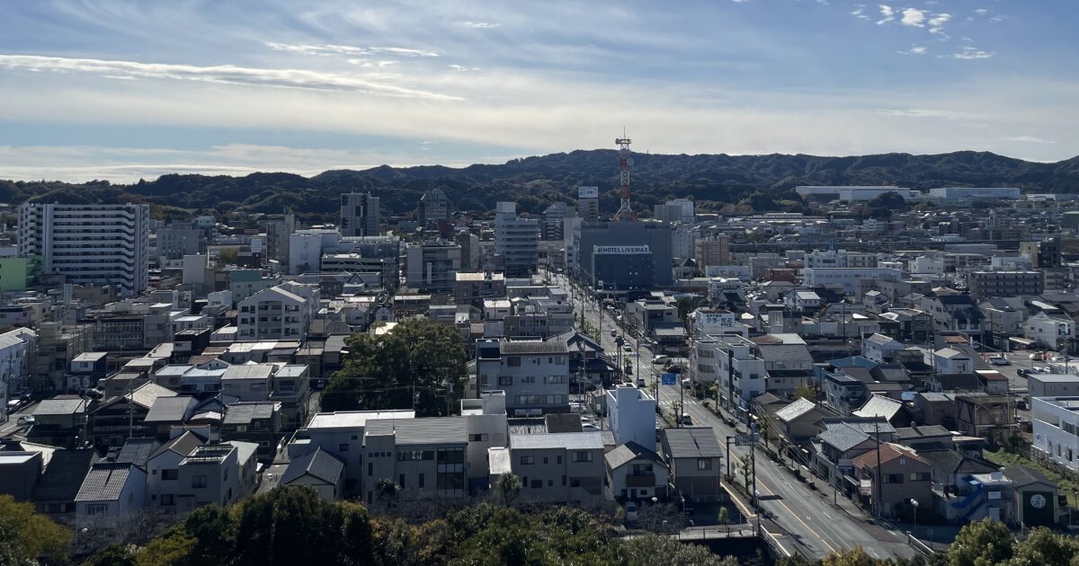 山並みを背景に広がる掛川市の市街地パノラマ