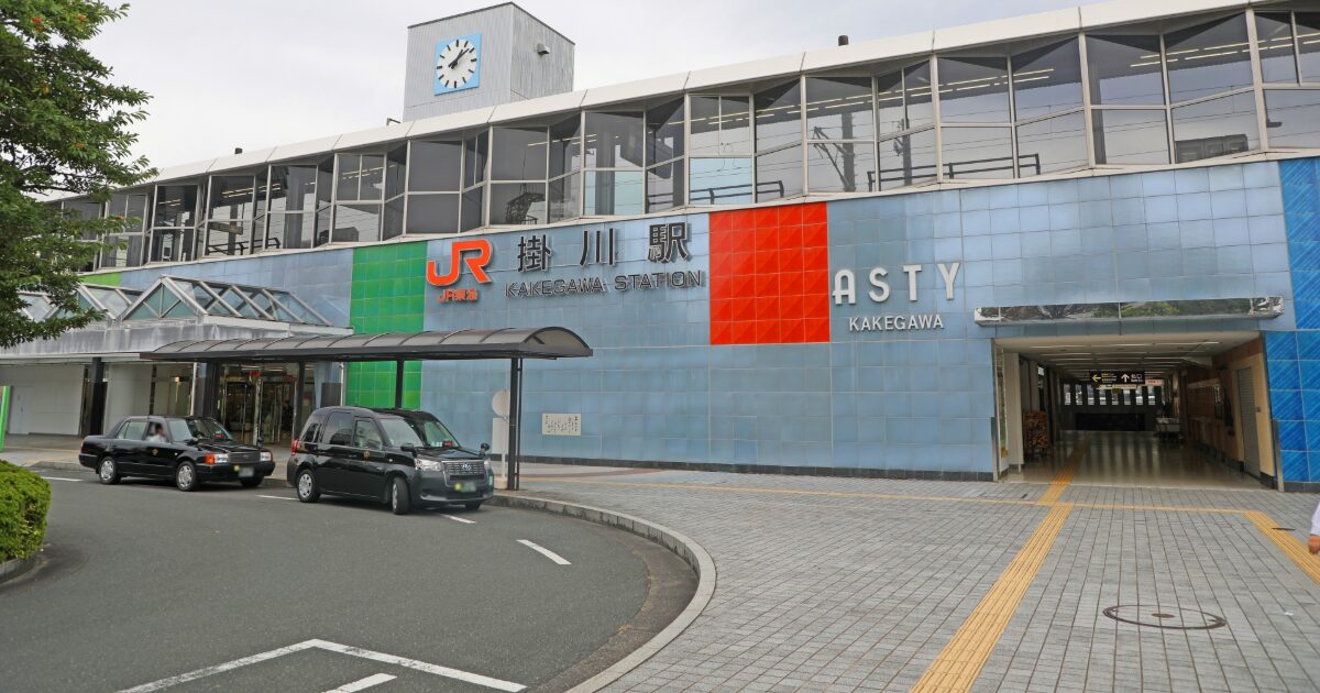 JR掛川駅の外観とタクシー乗り場がある駅前風景