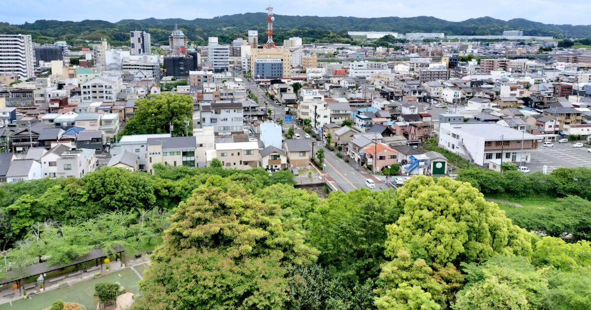 緑豊かな公園越しに広がる掛川市の市街地風景