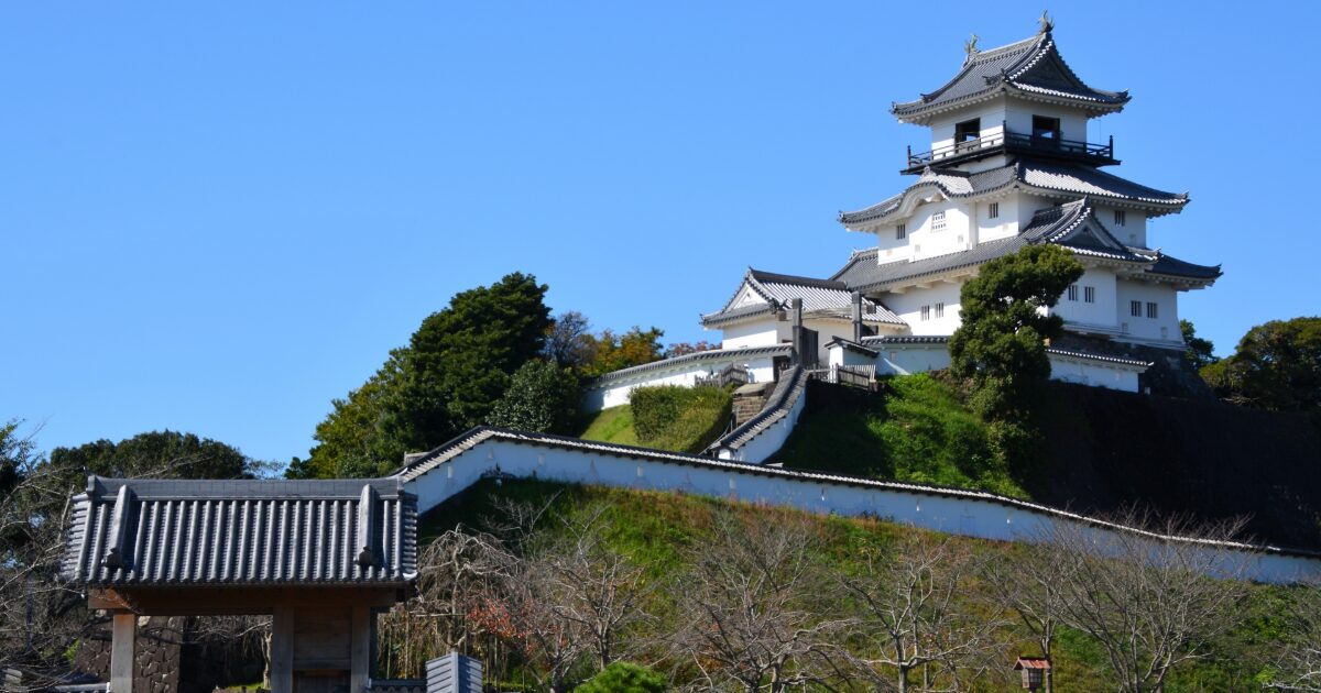 高台に建つ白い天守閣と城壁が美しい日本の城