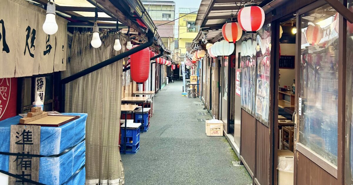 赤提灯が並ぶ飲食店街の路地風景