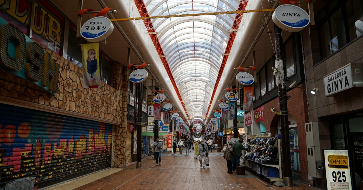 アーケード商店街の通りと買い物客の風景