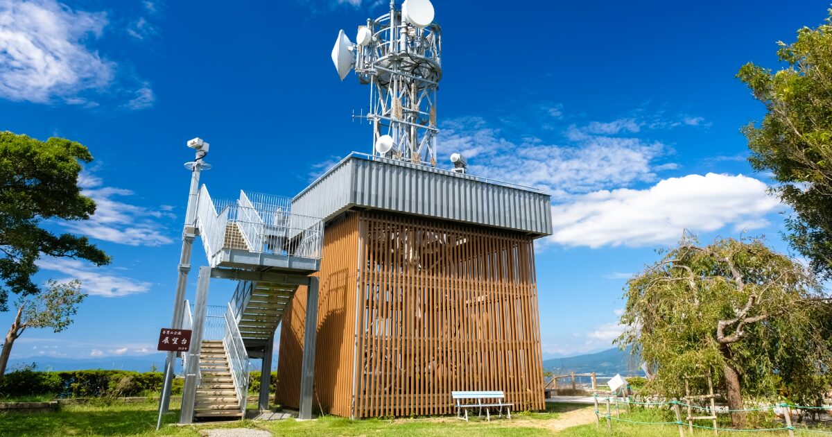 展望施設と通信アンテナがある公園の風景