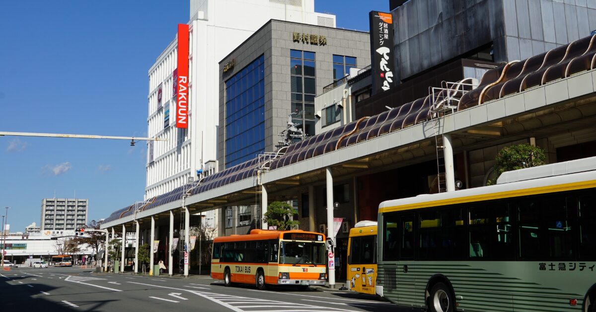 駅前バスターミナルと商業ビルが並ぶ街並み