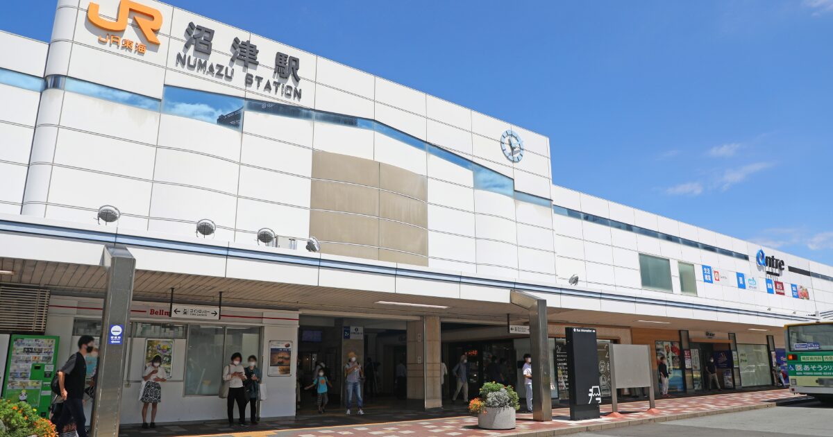 JR沼津駅南口の外観と駅前の様子