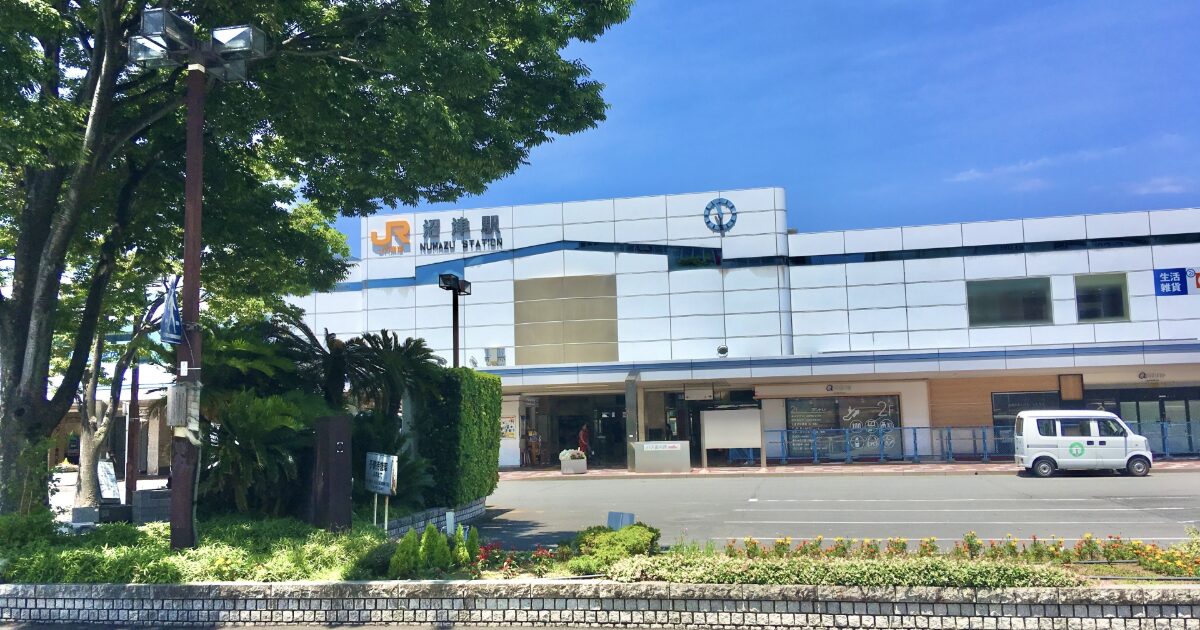 緑に囲まれたJR沼津駅南口の外観