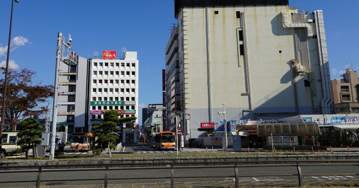 沼津駅前の市街地とバスが行き交う街並み