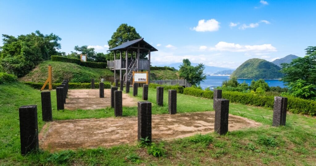 展望台と海を望む丘の公園の景観
