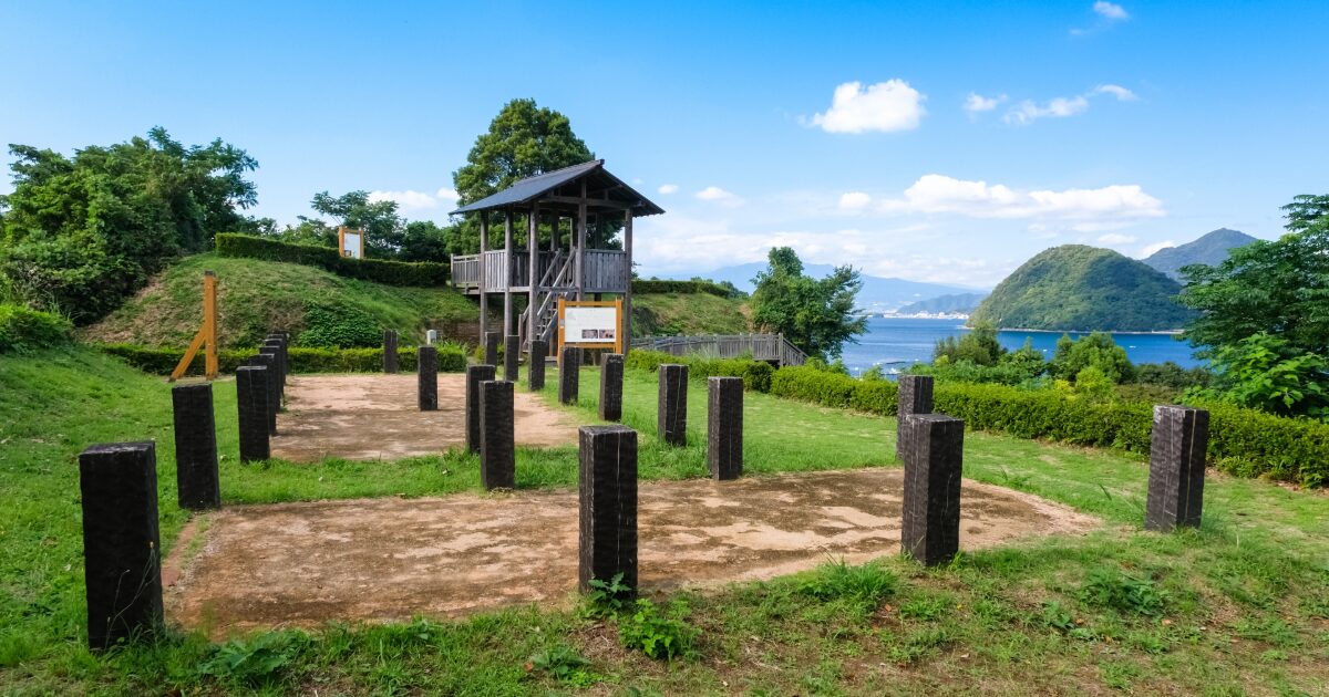展望台と海を望む丘の公園の景観