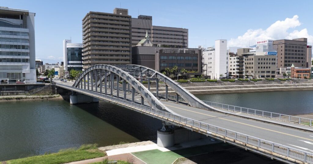川に架かるアーチ橋と都市の街並み
