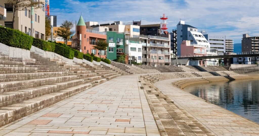 河川沿いの階段護岸とカラフルな建物の街並み