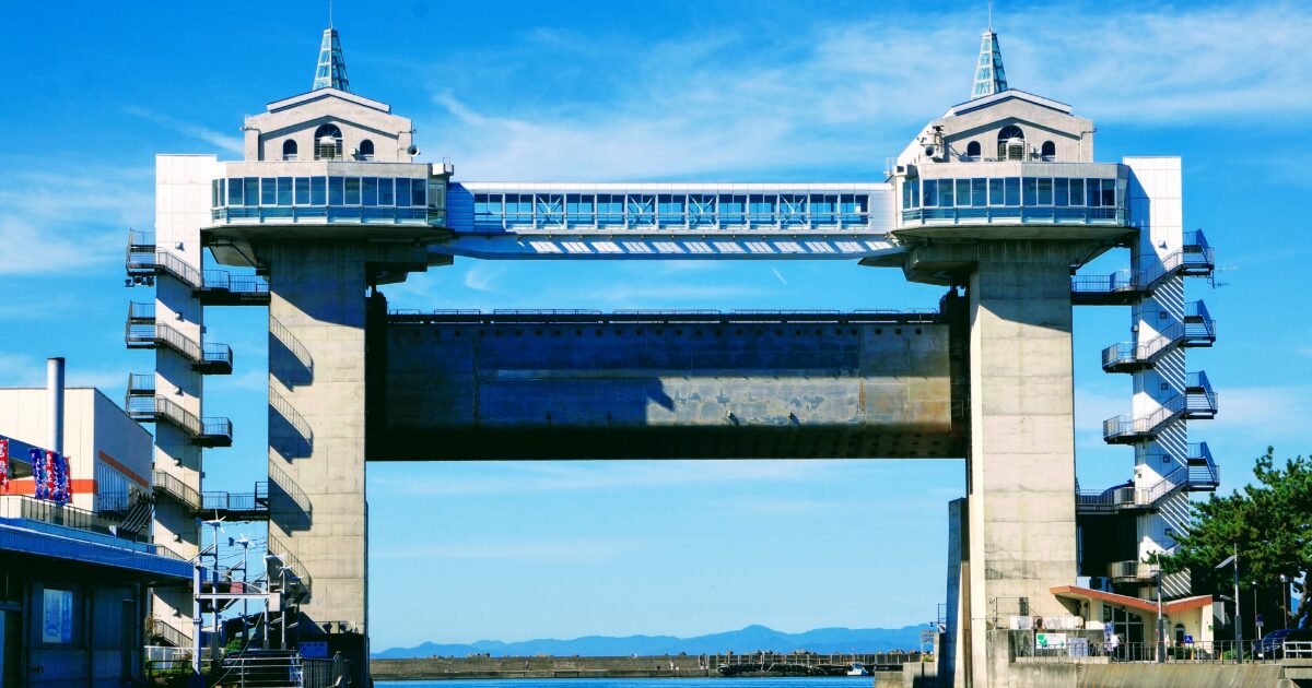 大型水門施設と青空が広がる港の風景