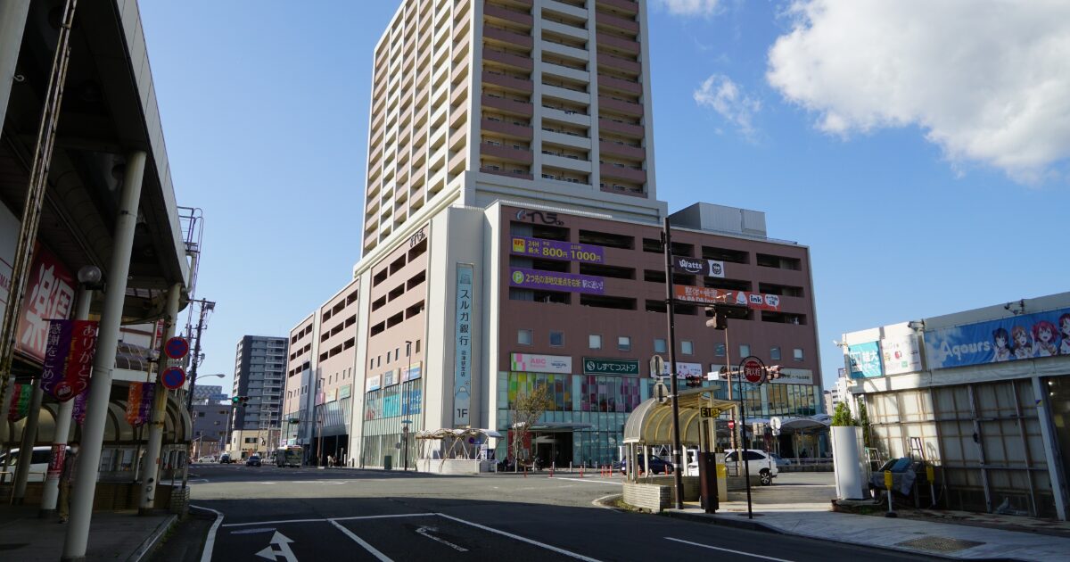 駅前の高層ビルと商業施設が並ぶ都市風景