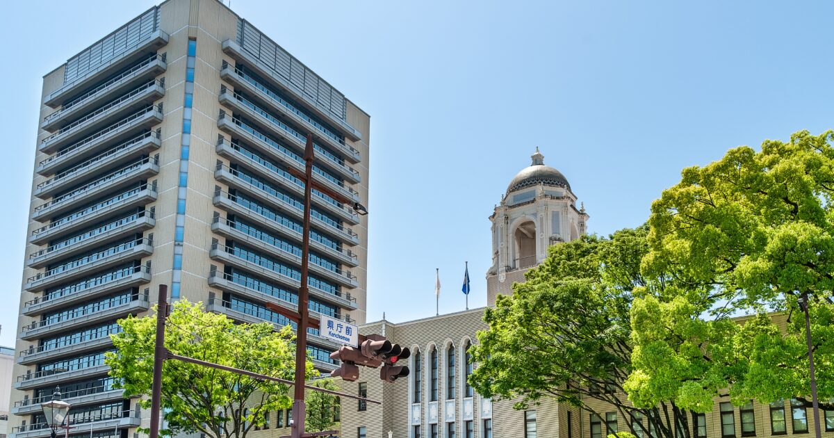 高層ビルとドーム型建築が並ぶ都市中心部の街並み